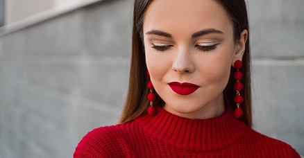 DŁUGIE KOLCZYKI – JAKIE FASONY WYBIERAĆ?