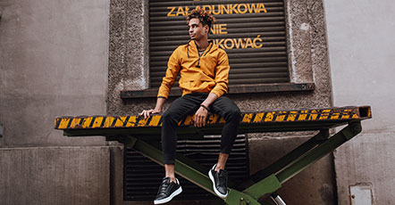 MĘSKIE RURKI – KOMU PASUJĄ TE SPODNIE I JAK JE NOSIĆ?