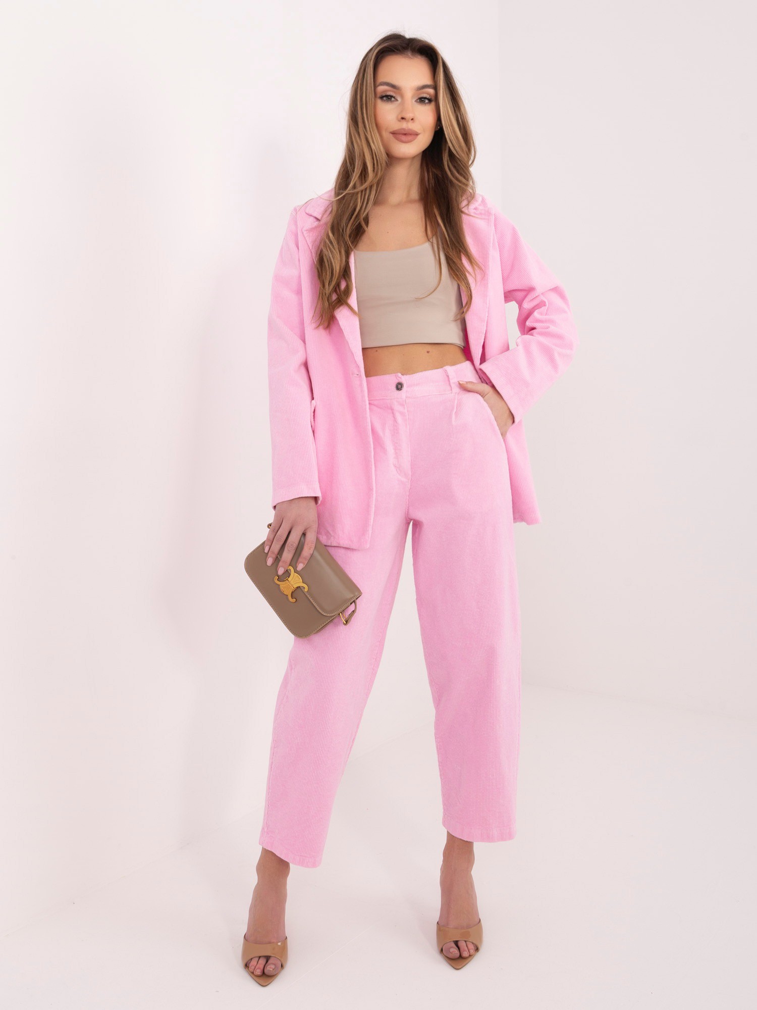 Kolory w streetwearze – jak nosić pastelowe odcienie w miejskich stylizacjach