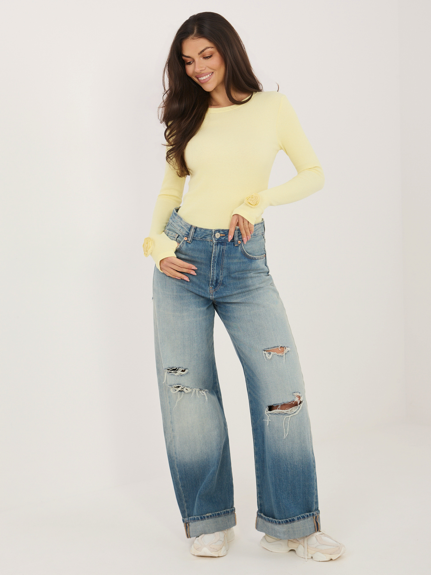 Jakie bluzki wysmuklają sylwetkę? Stylizacyjne triki stylistek, które naprawdę działają