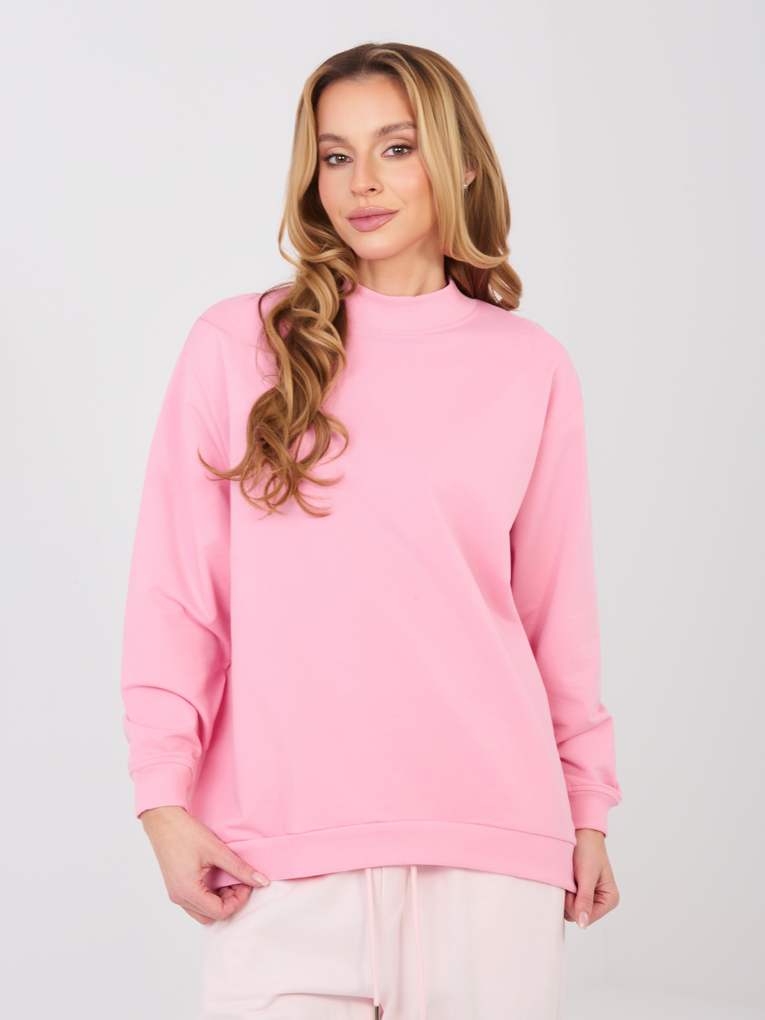Bluza basic – dlaczego warto ją mieć w swojej szafie? Klasyka, która zawsze się sprawdza