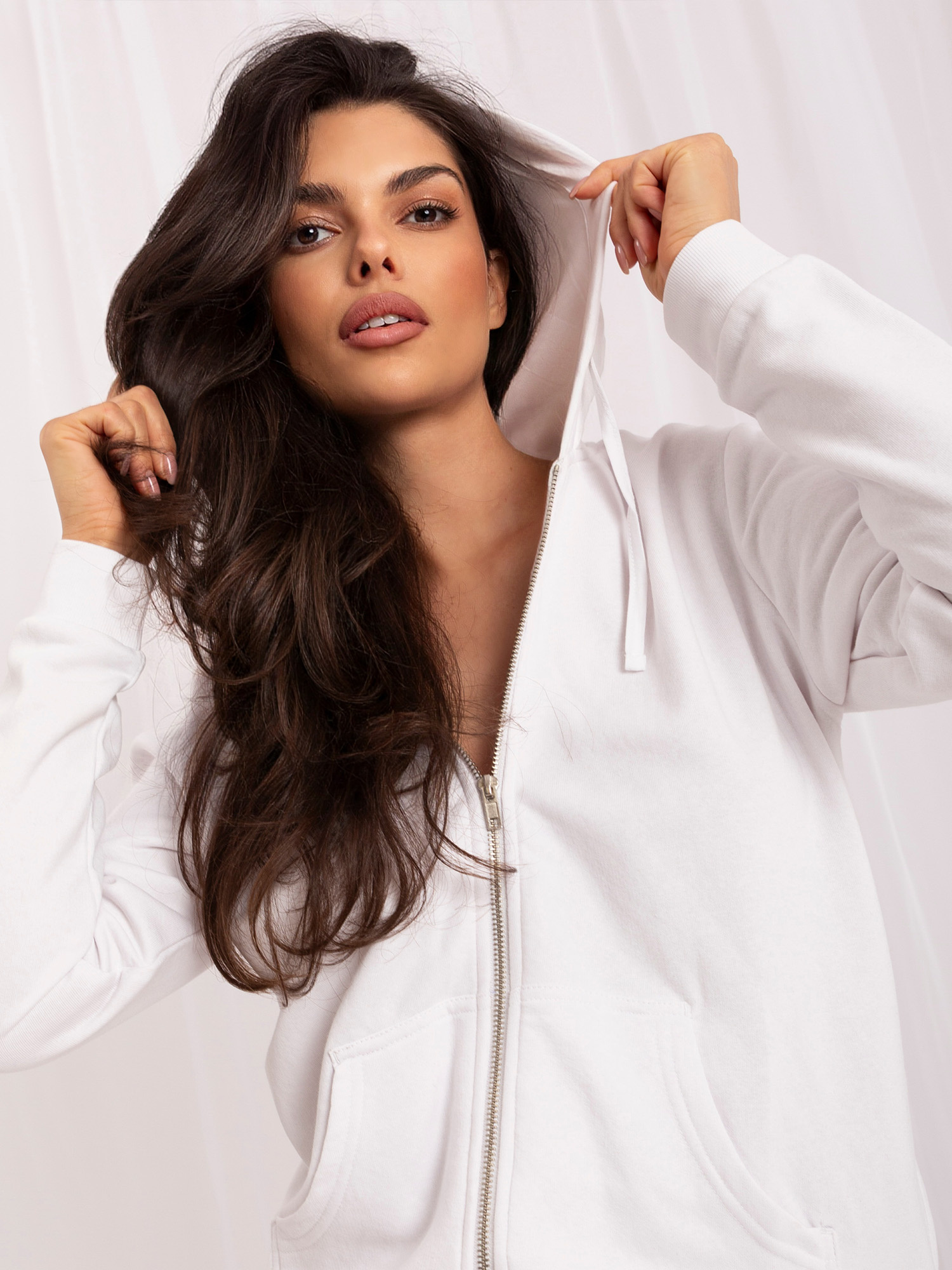 Jak dobrać rozmiar bluzy? Oversize vs dopasowana