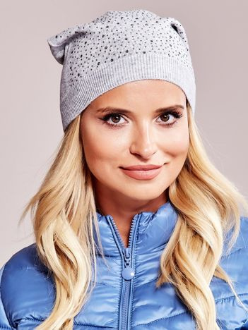 Jasnoszara czapka beanie z aplikacją