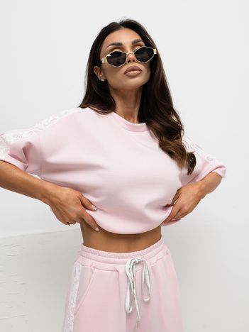 Jasnoróżowa bluzka oversize z krótkim rękawem