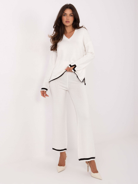 Ecru komplet z kontrastowym wykończeniem