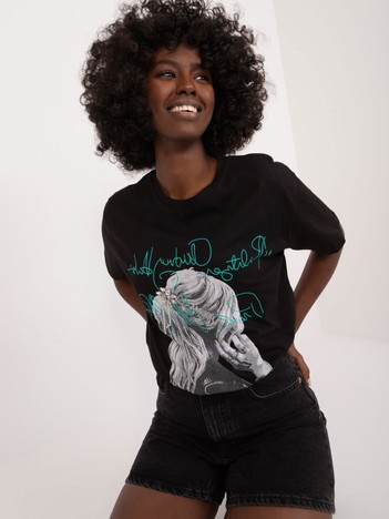 Czarny t-shirt z nadrukiem i aplikacjami