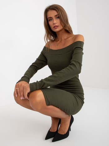 Khaki dopasowana sukienka basic w prążki z hiszpańskim dekoltem