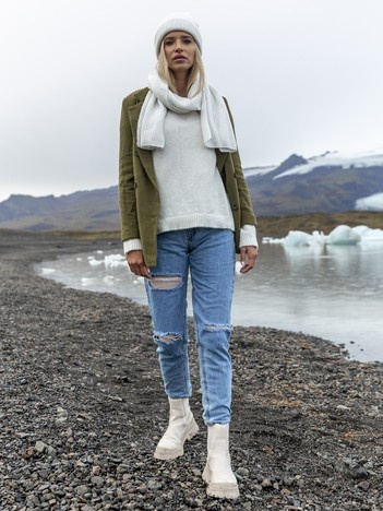 Niebieskie damskie jeansy mom z dziurami