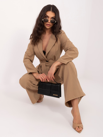 Camelowy damski garnitur z wiązaniem w talii