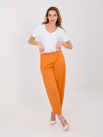 Pomarańczowe spodnie z materiałowym paskiem
