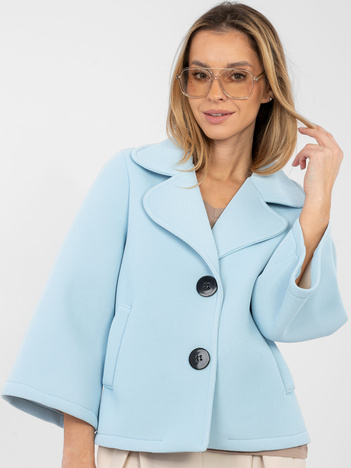 Jasnoniebieski piankowy płaszcz z broszką