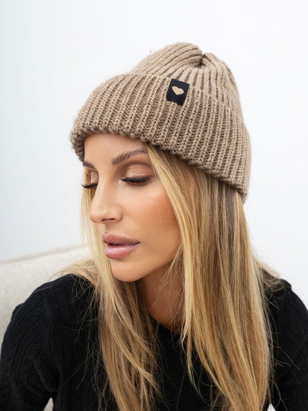 Ciemnobeżowa zimowa czapka beanie z naszywką