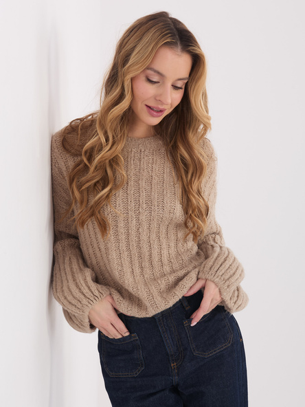 Ciemnobeżowy sweter oversize o grubym splocie