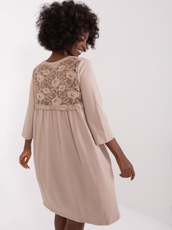Ciemnobeżowa sukienka damska z koronką Jamelia RUE PARIS