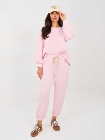Jasnoróżowy damski komplet z naszywką