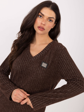 Brązowy prążkowany sweter z naszywką