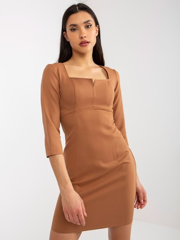 Camelowa mini sukienka koktajlowa z rękawem 3/4