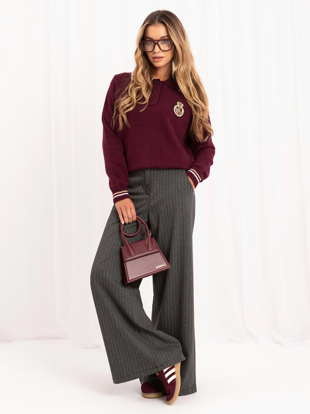 Burgundowy damski sweter oversize z naszywką