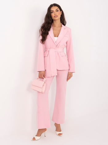 Jasnoróżowy dwuczęściowy garnitur z rozszerzanymi spodniami