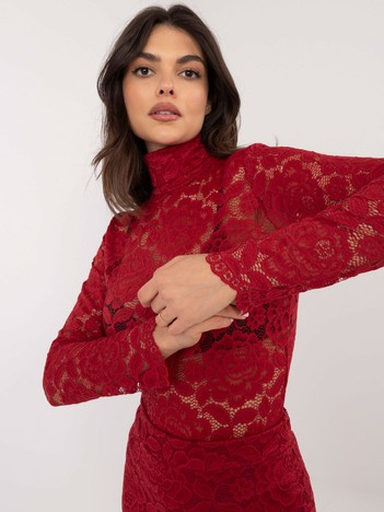 Czerwona koronkowa bluzka z golfem