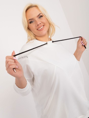 Ecru bluzka plus size z ozdobnymi przeszyciami
