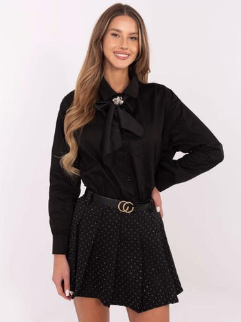 Czarna koszula damska z ozdobną apaszką
