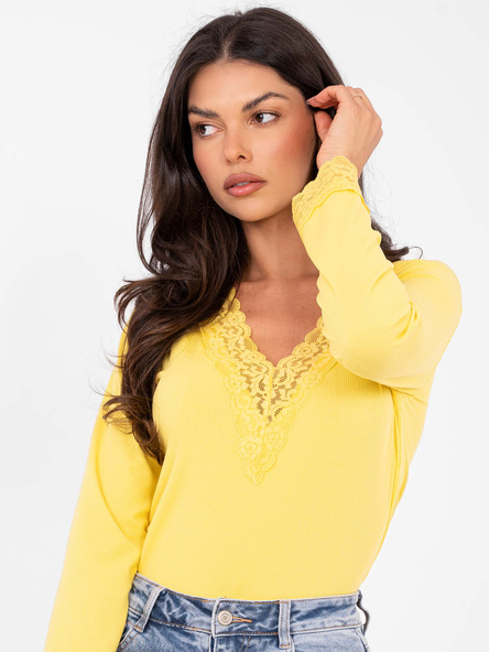 Żółta prążkowana bluzka z koronką