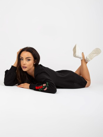 Czarna mini sukienka dresowa z haftem i kieszeniami RUE PARIS