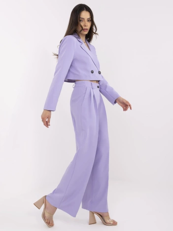 Liliowy damski garnitur z dwurzędowym zapięciem