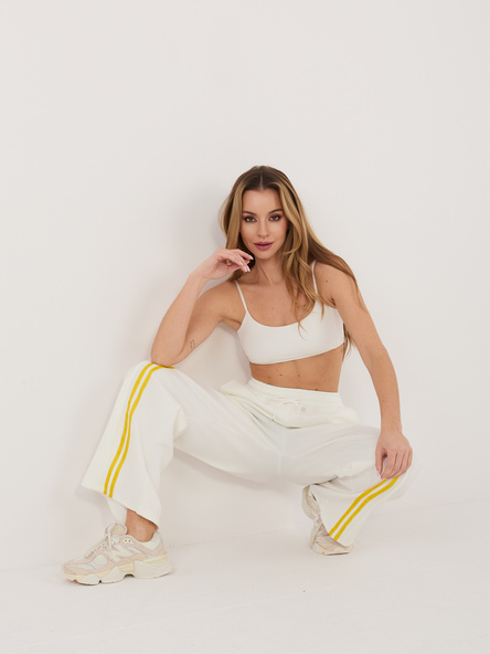 Ecru dresowe spodnie z kontrastowymi lampasami RUE PARIS