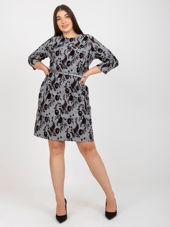 Czarno-biała elegancka sukienka plus size z cienkim paskiem