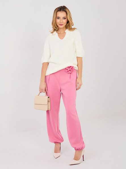 Różowe dresowe spodnie z kwiatową broszką