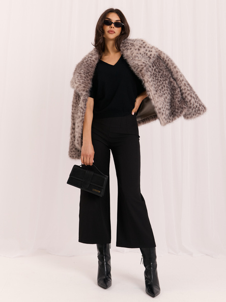 Czarny elegancki sweter z falbankami na rękawach