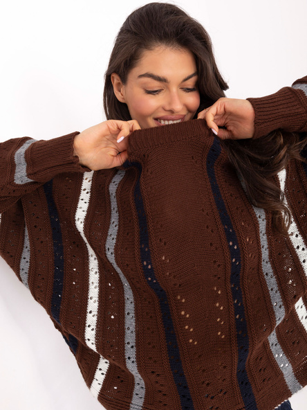 Brązowy sweter oversize w ażurowy wzór