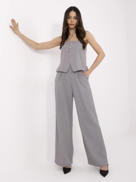 Szary damski garnitur z ozdobnymi guzikami