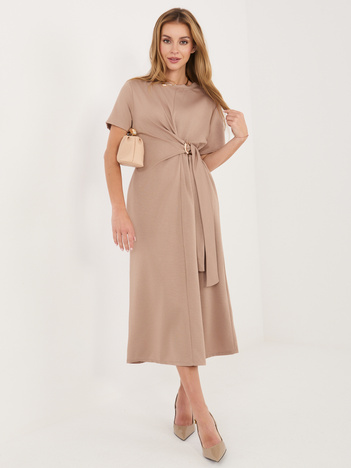 Ciemnobeżowa midi sukienka z ozdobnym detalem