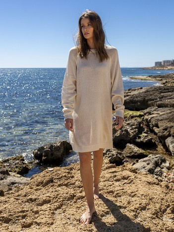 Jasnobeżowa letnia sukienka dzianinowa oversize z wełną