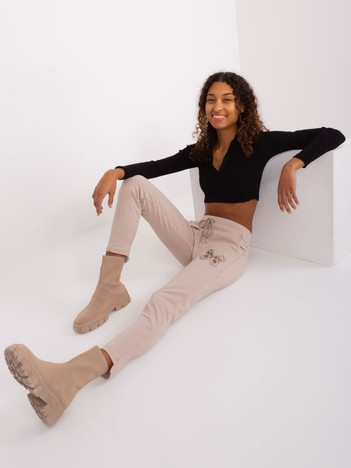 Jasnobeżowe spodnie dresowe z aplikacjami