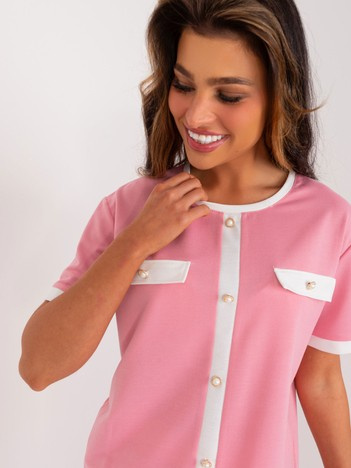 Różowa bluzka wizytowa z guzikami