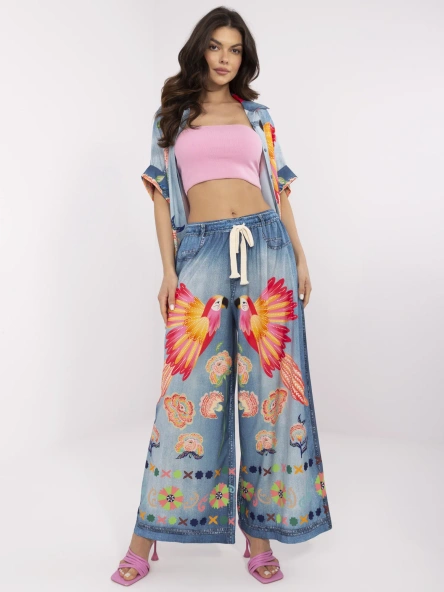 Niebieskie szerokie spodnie z nadrukiem w papugi