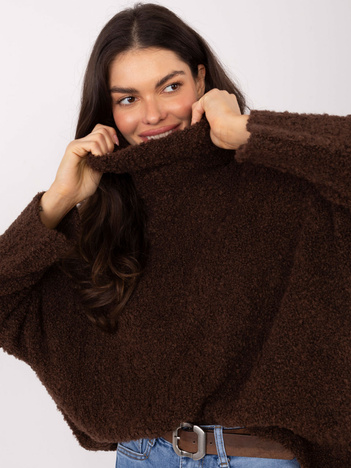 Czekoladowy długi sweter boucle z golfem