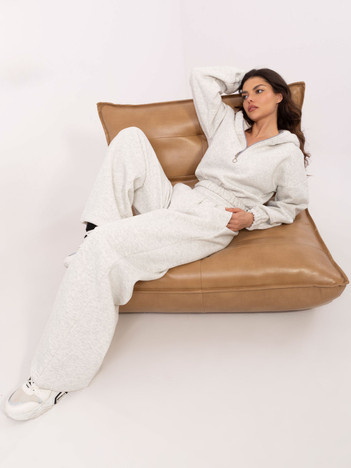 Jasnoszary melanżowy komplet basic z szerokimi spodniami