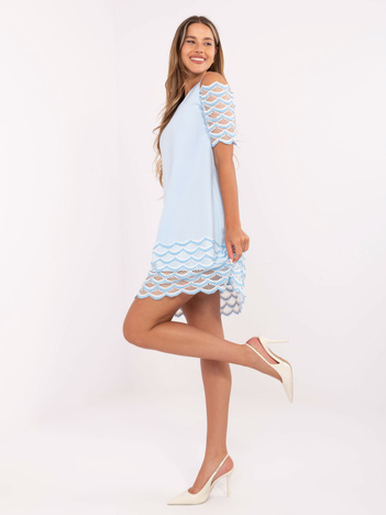 Jasnoniebieska sukienka z odkrytymi ramionami