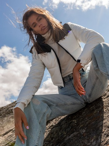 Czarno-biała pikowana kurtka zimowa z kapturem