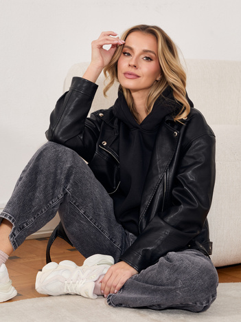 Czarna kurtka ramoneska z ozdobnymi suwakami