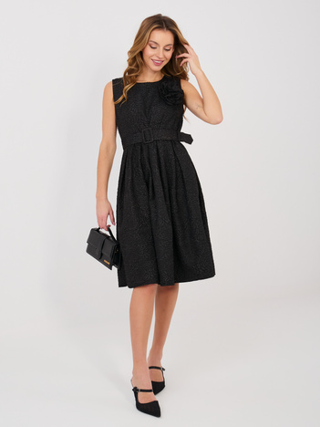 Czarna koktajlowa sukienka z kwiatową broszką RUE PARIS