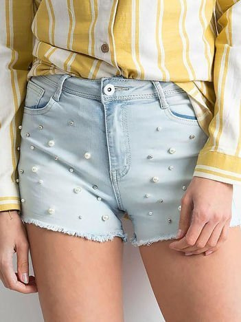 Jasnoniebieskie szorty jeansowe z perełkami