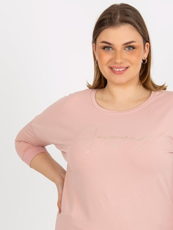 Jasnoróżowa bluzka plus size z napisem i rękawem 3/4