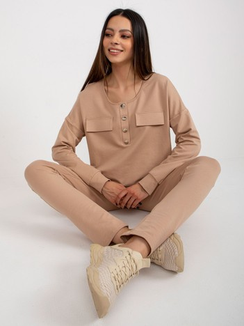 Camelowy komplet casualowy z guzikami