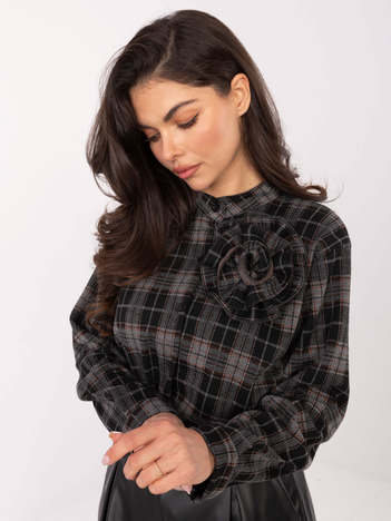 Czarna damska koszula z kwiatową broszką